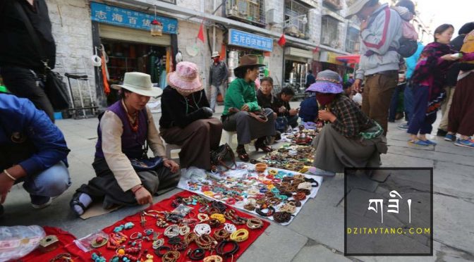 Các sạp hàng lưu niệm bày bán dzi ở Tây Tạng - Trung Quốc